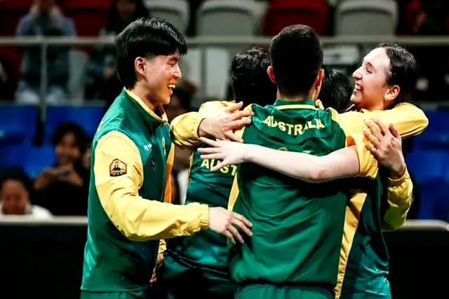 预热洛杉矶, AA, 但运动员们 预热洛杉矶, AA, 但运动员们